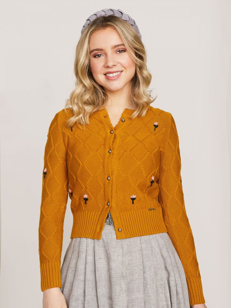 Limberry Dirndltrends - Julia Trentini Strickjacke in Senffarben mit Muster und Strickblumen